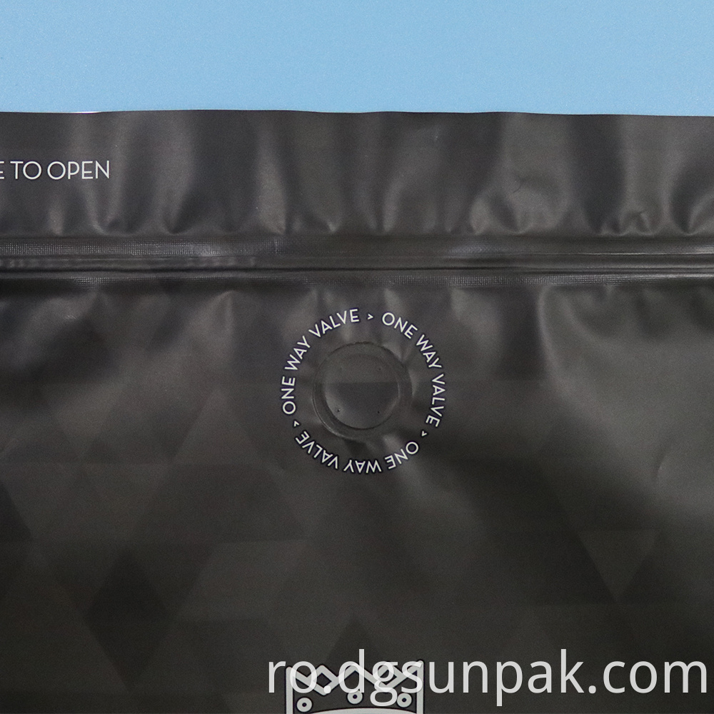 Geanta doypack cu finisaj negru mat personalizate Pungi de ambalare din plastic cu fermoar pentru ambalarea chiloților de lenjerie intimă